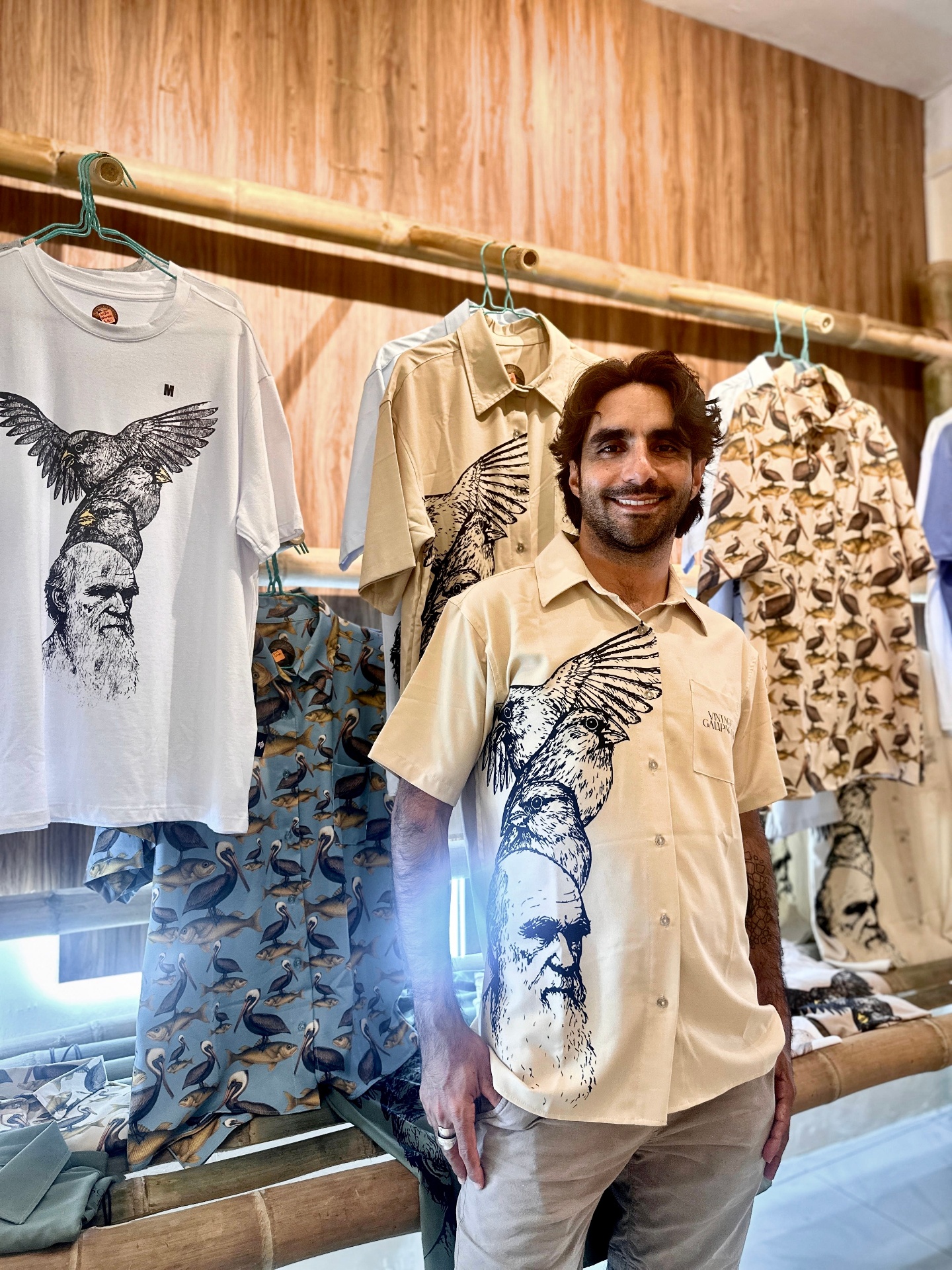 Camisas y camisetas pintadas a mano en Octopus Art Gallery
