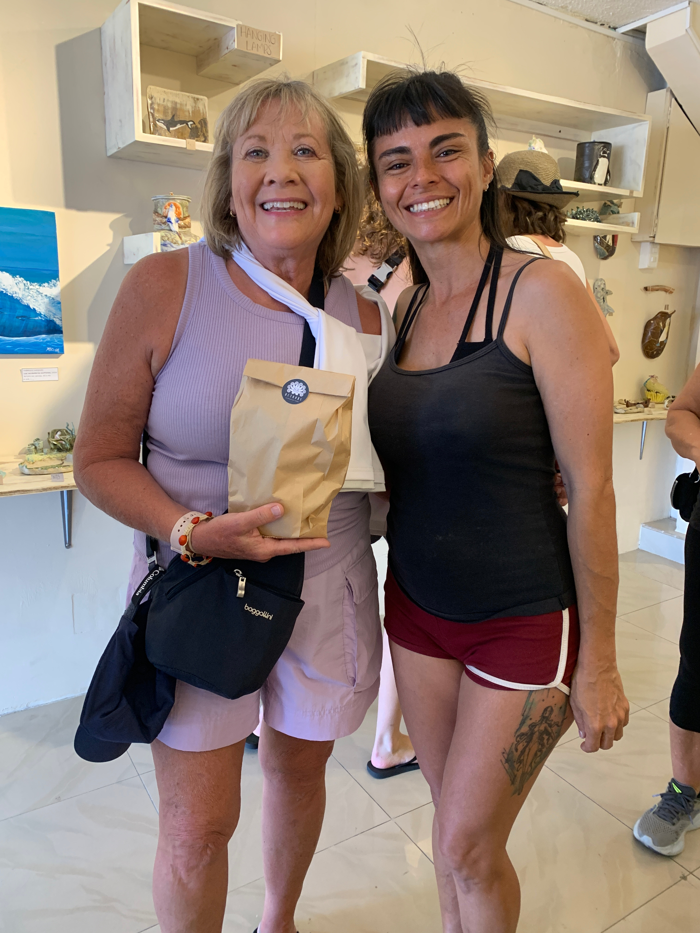 Visitante con una pieza adquirida en Octopus Art Gallery