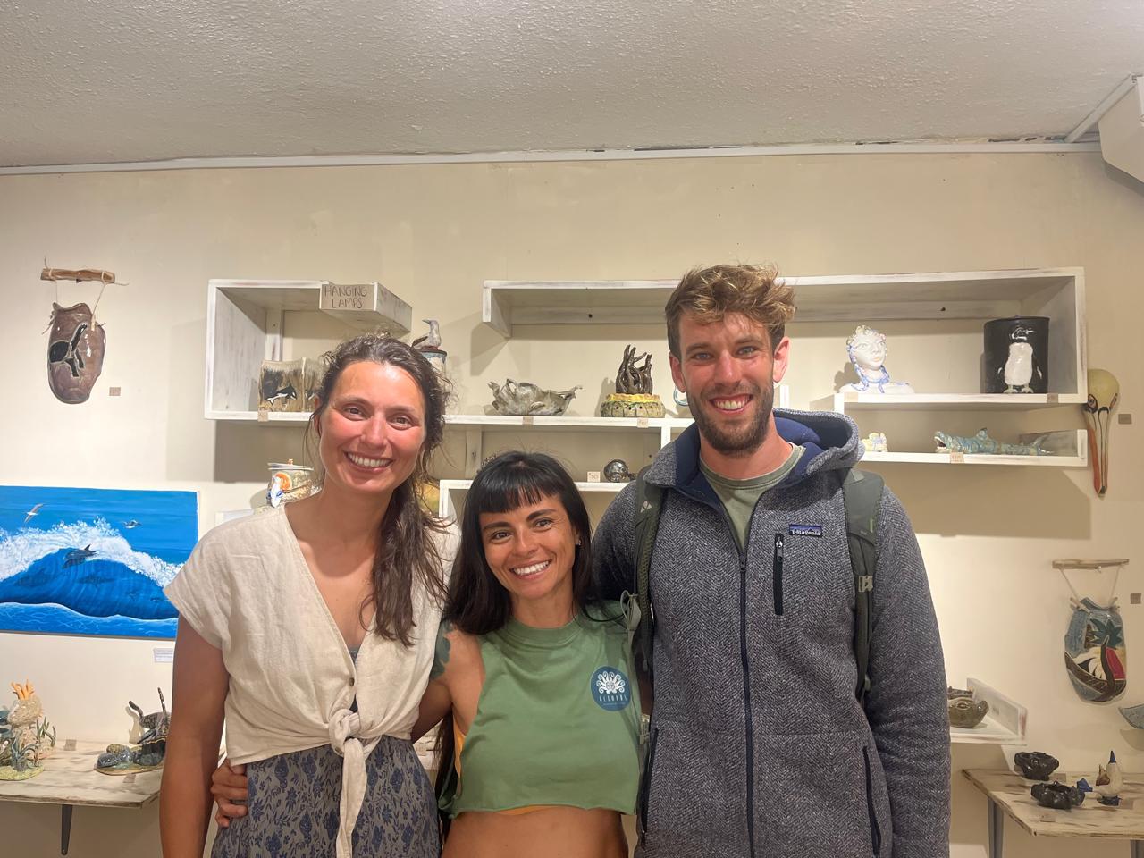 Belén Vásquez con visitantes en Octopus Art Gallery