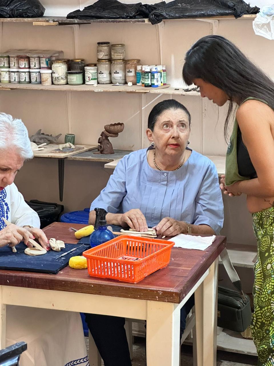Belén Vásquez guiando a una alumna durante el taller de cerámica
